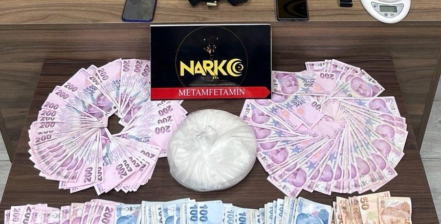 Polisten Kaçan Araçta 1 Kilogram Uyuşturucu Ele Geçirildi