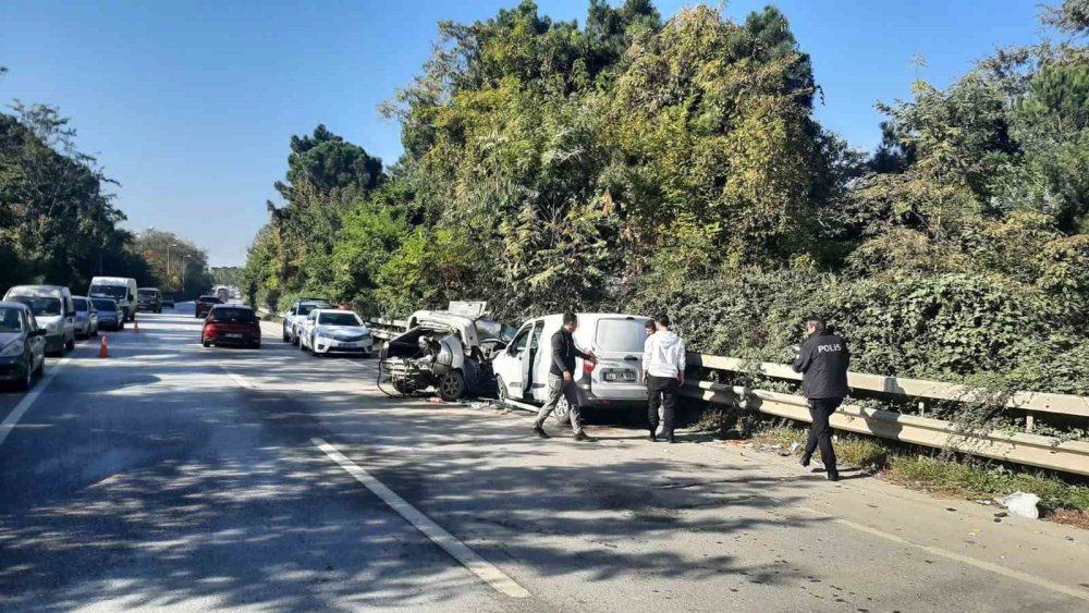 Otomobil İle Hafif Ticari Araç Çarpıştı: 1’i Ağır 2 Yaralı