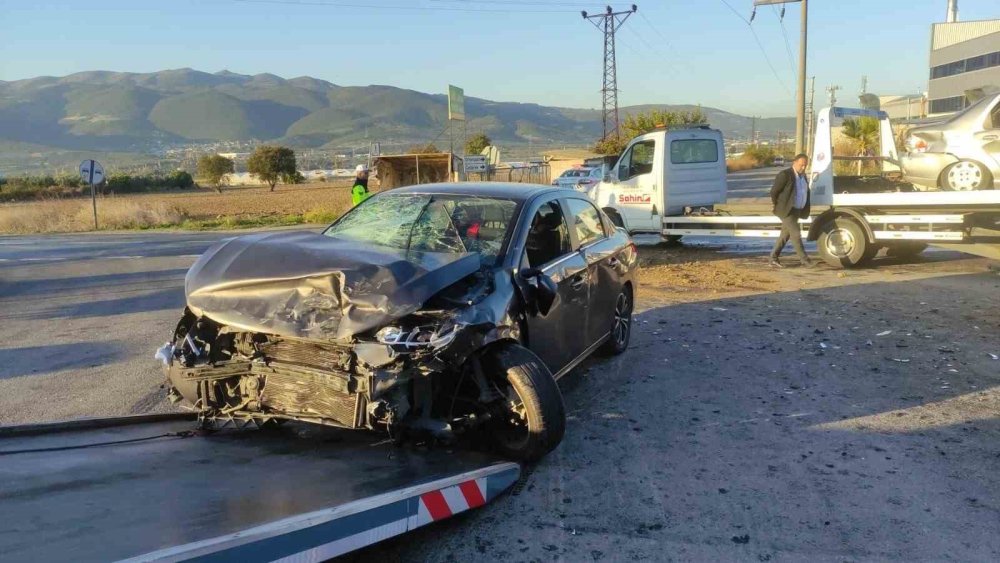 İki Otomobil Kafa Kafaya Çarpıştı: 7 Yaralı