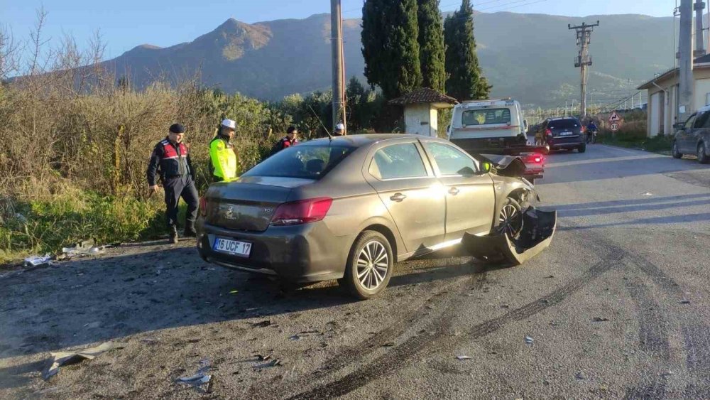 İki Otomobil Kafa Kafaya Çarpıştı: 7 Yaralı