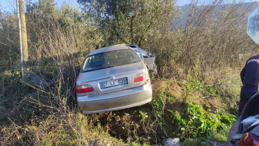 İki Otomobil Kafa Kafaya Çarpıştı: 7 Yaralı