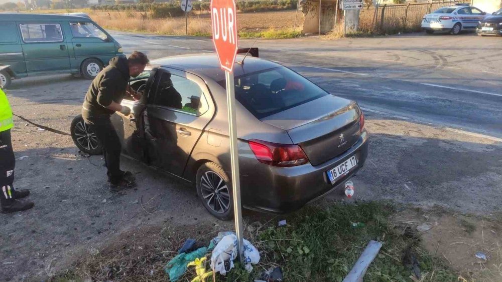 İki Otomobil Kafa Kafaya Çarpıştı: 7 Yaralı