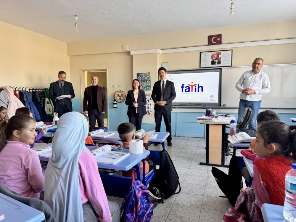 Sözlerini Tutan Öğrencilere Kitap Hediye Edildi