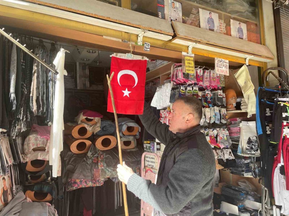 Dükkanlar Türk Bayraklarıyla Donatıldı