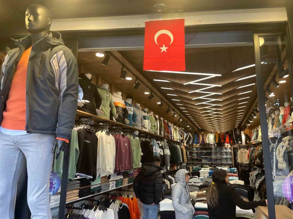 Dükkanlar Türk Bayraklarıyla Donatıldı