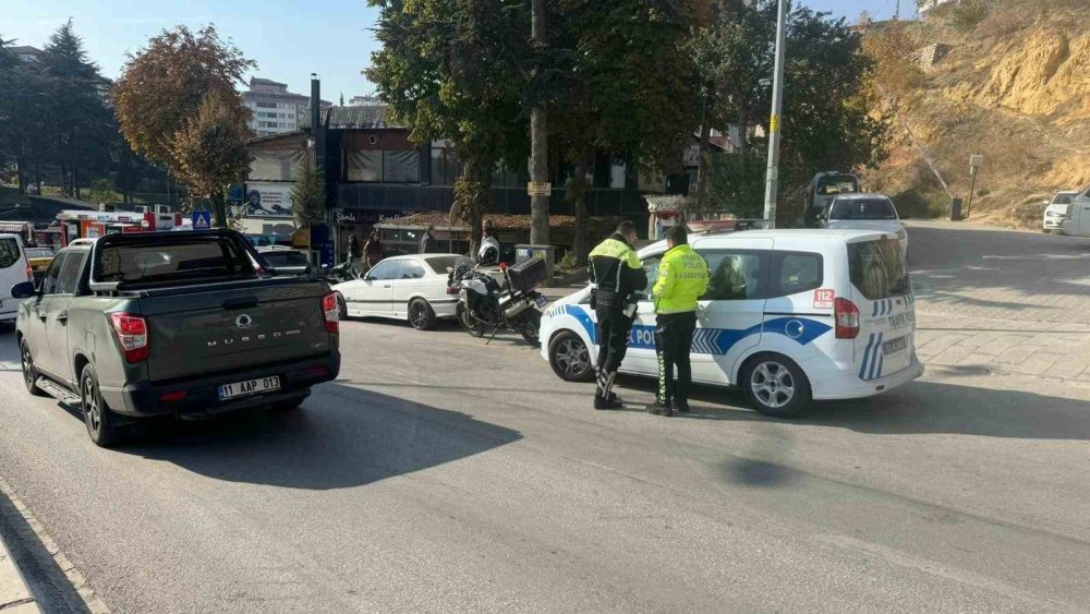 Seyir Halinde Kontrolden Çıkan Motosiklet Devrilirken, Sürücüsü Yaralandı