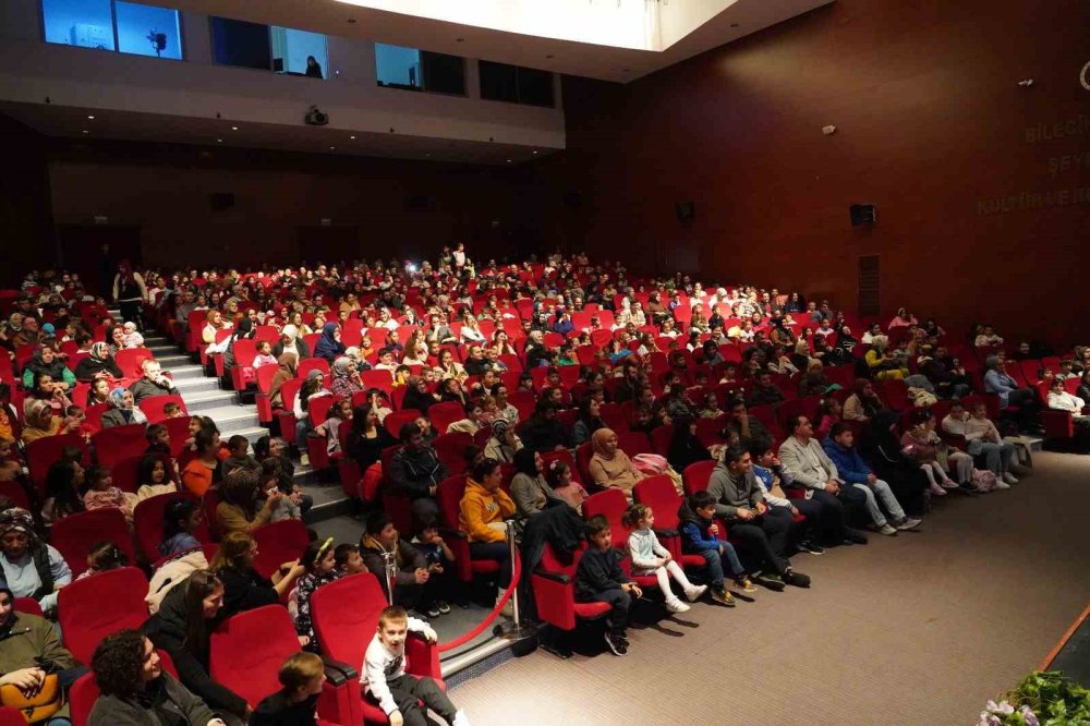 “Denizaltı Macerası” adlı çocuk tiyatrosu seyirciyle buluştu