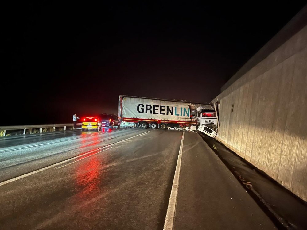 Kontrolden Çıkan Tır, Yol Kenarındaki İstinat Duvarına Çarptı