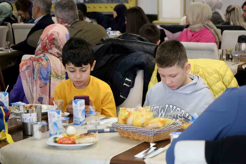 Diyabet Hastası Çocuklar Kahvaltıda Moral Buldu