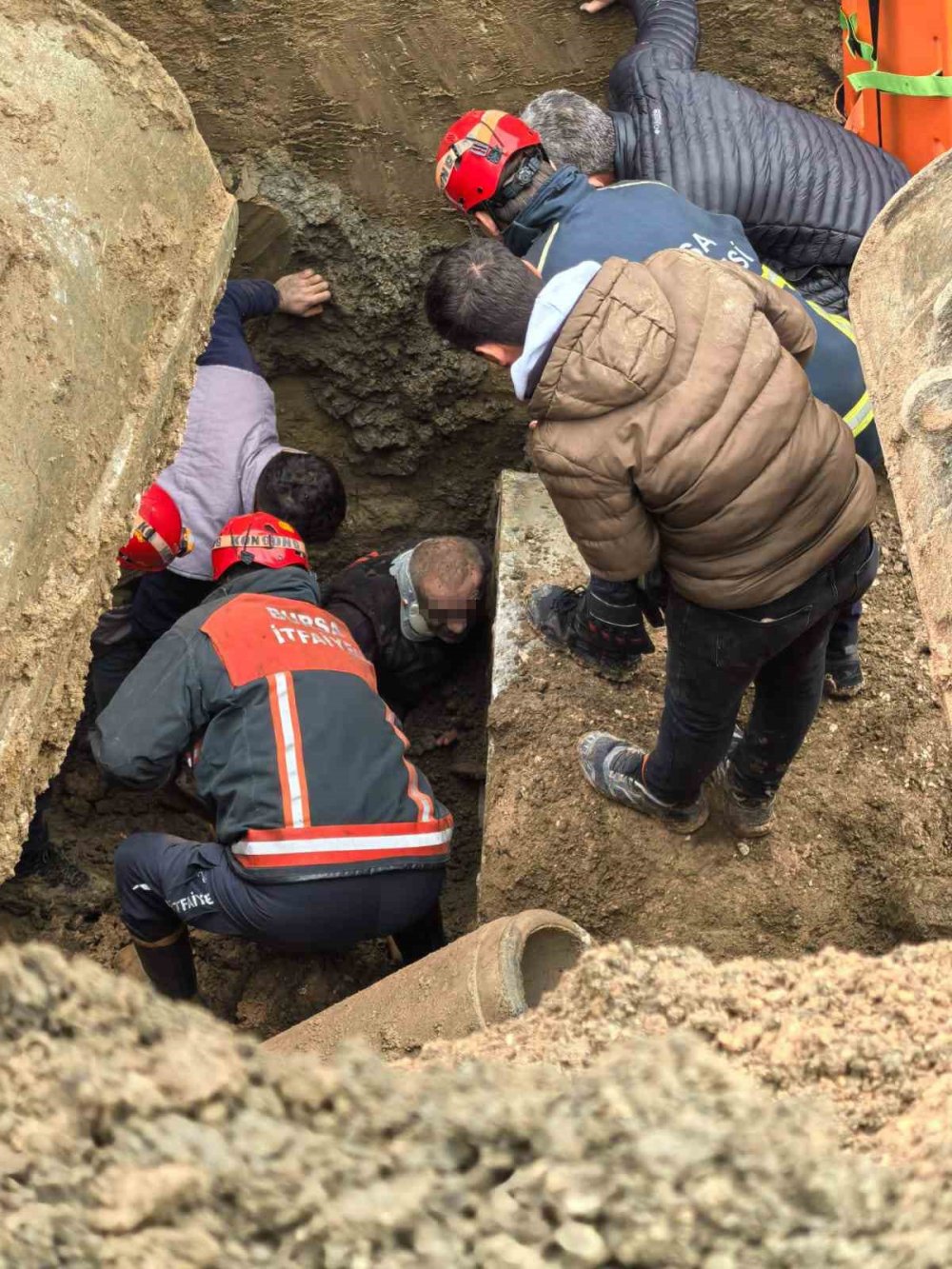 İşçiyi Kurtarmak İçin İtfaiye Erleri Zamanla Yarıştı