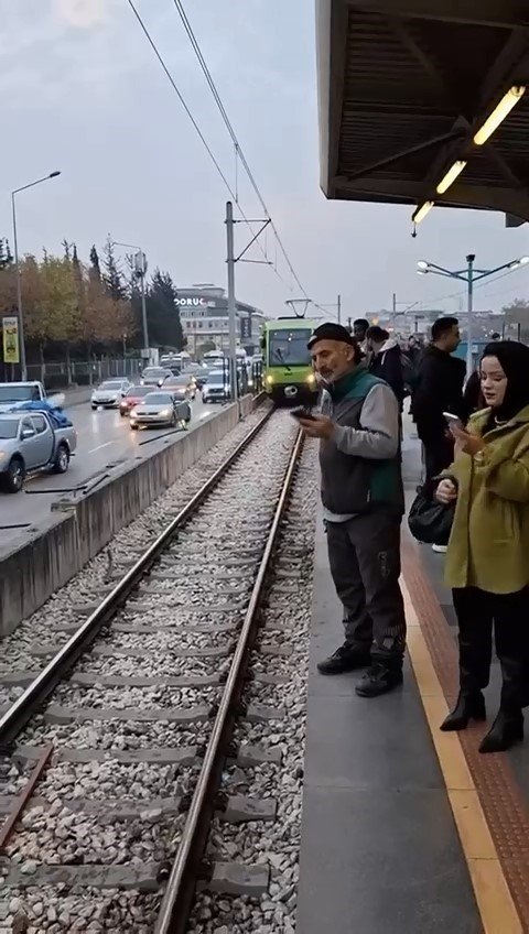 Kamyondan Düşen Demirler Metro Seferlerini Aksattı