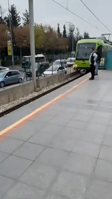 Kamyondan Düşen Demirler Metro Seferlerini Aksattı