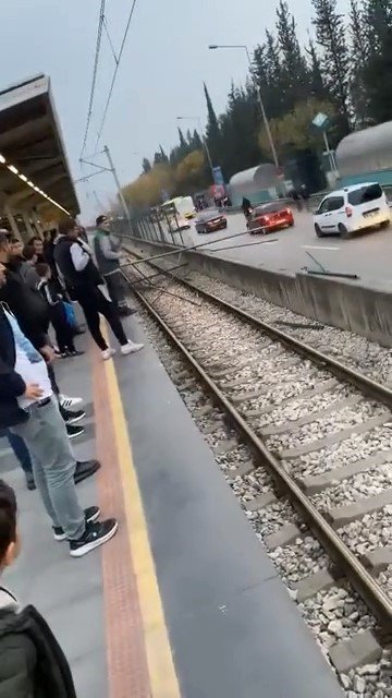 Kamyondan Düşen Demirler Metro Seferlerini Aksattı