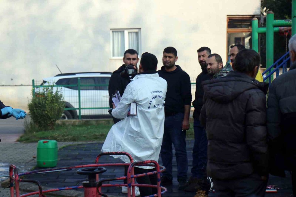 Çocuk Parkında Başından Vurulmuş Halde Ölü Bulundu