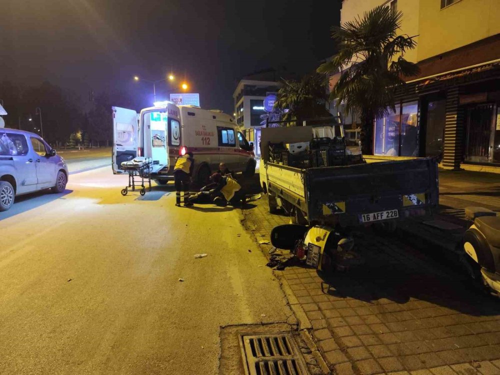 Park Halindeki Kamyonete Çarpan Motosiklet Sürücüsü Yaralandı