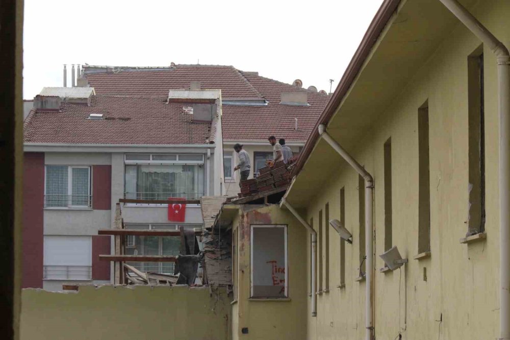 Uyuşturucu Yuvasına Dönen Okulun Yıkımına Başlandı