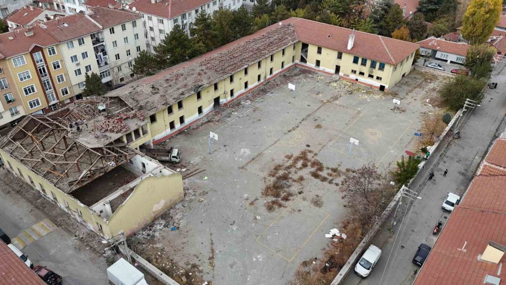 Uyuşturucu Yuvasına Dönen Okulun Yıkımına Başlandı