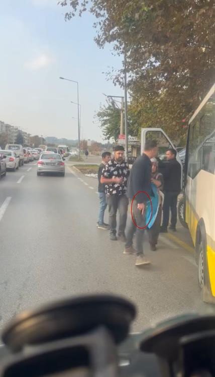 Aracını Otobüs Durağına Çekti, Kendisini Uyaran Şoföre Silah Çekti