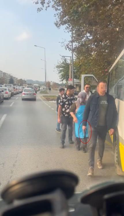 Aracını Otobüs Durağına Çekti, Kendisini Uyaran Şoföre Silah Çekti