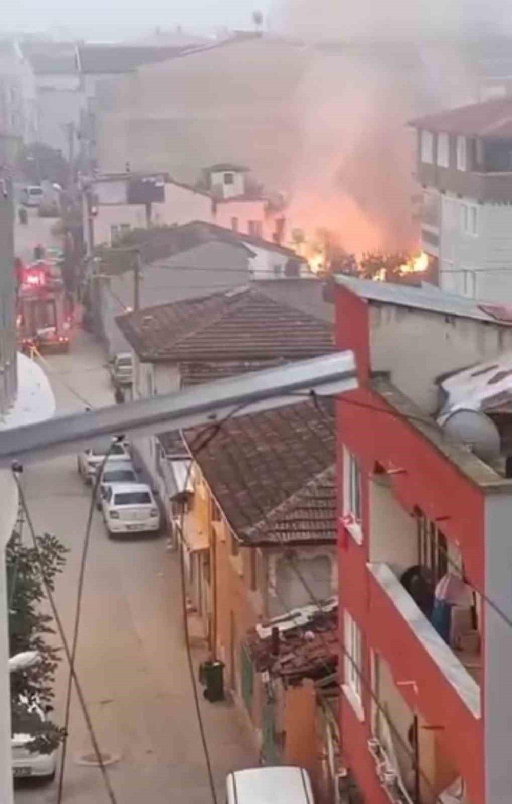 Alevlerin Sardığı Ev Küle Döndü