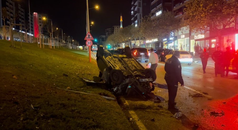 Kontrolden Çıkan Otomobil Refüje Çarparak Takla Attı