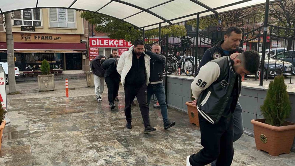 Polis Baskınını Fark Edince Uyuşturucu Madde Dolu Poşeti Balkondan Fırlattı