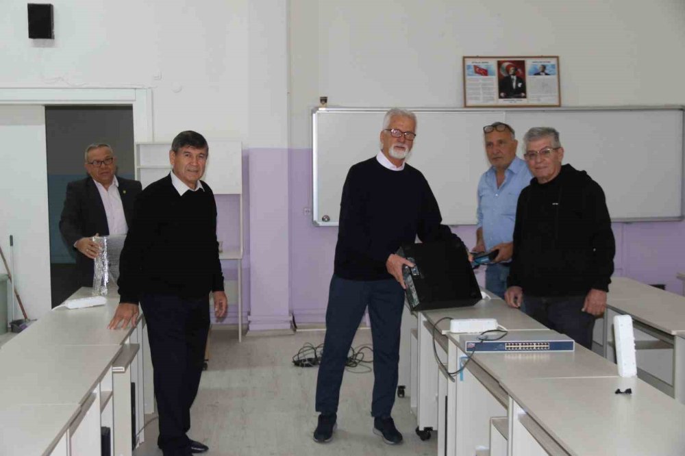 130 Mezun 50 Yıl Önce Mezun Oldukları Liseye Bilgisayar Laboratuvarı Kazandırdılar