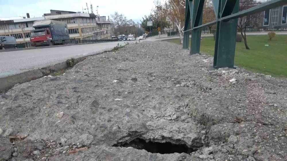 Belediyenin Yanındaki Kaldırım Sorunu Vatandaşı Mağdur Ediyor