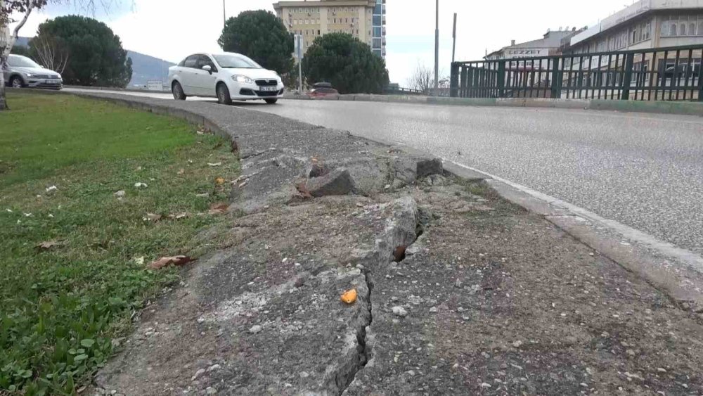 Belediyenin Yanındaki Kaldırım Sorunu Vatandaşı Mağdur Ediyor