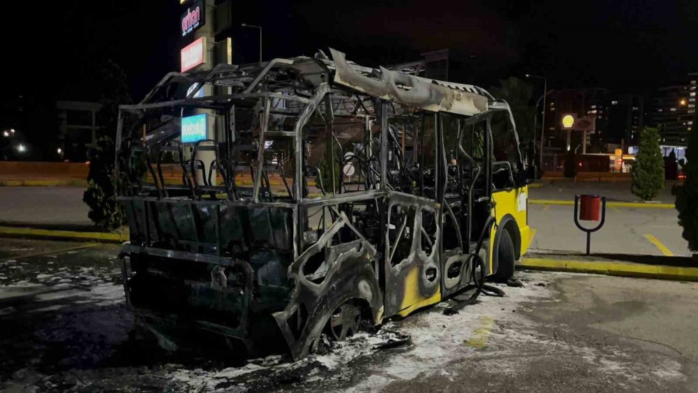 Park Halindeki Belediye Midibüsü Alev Topuna Döndü