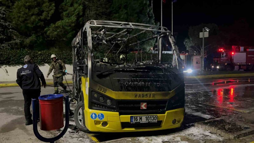 Park Halindeki Belediye Midibüsü Alev Topuna Döndü