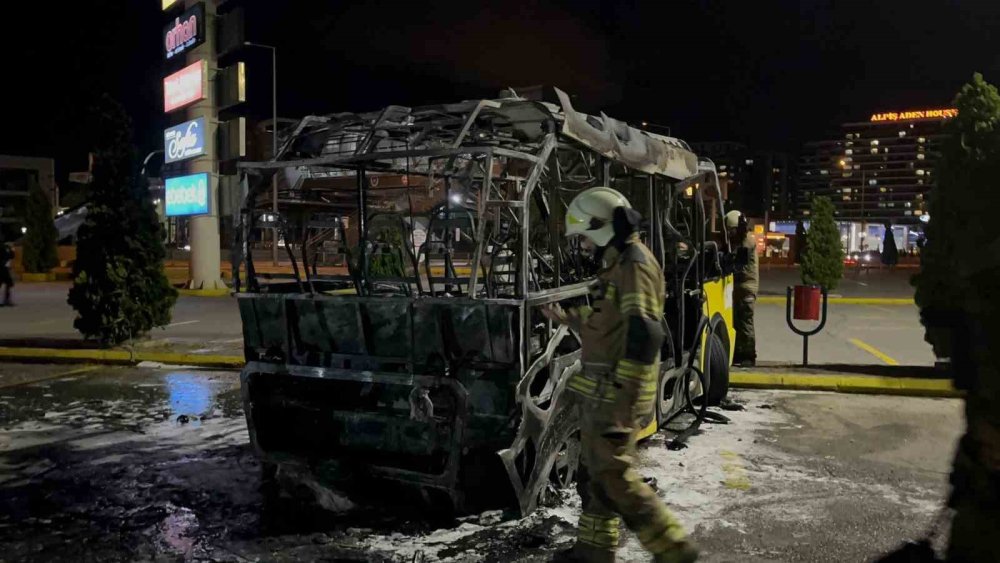 Park Halindeki Belediye Midibüsü Alev Topuna Döndü