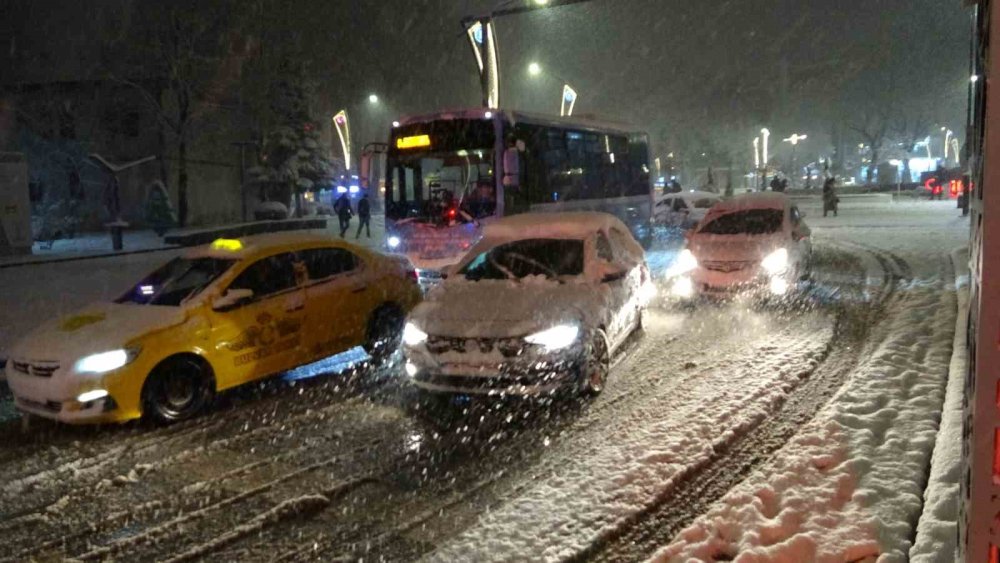 Mevsimin İlk Karı Düştü