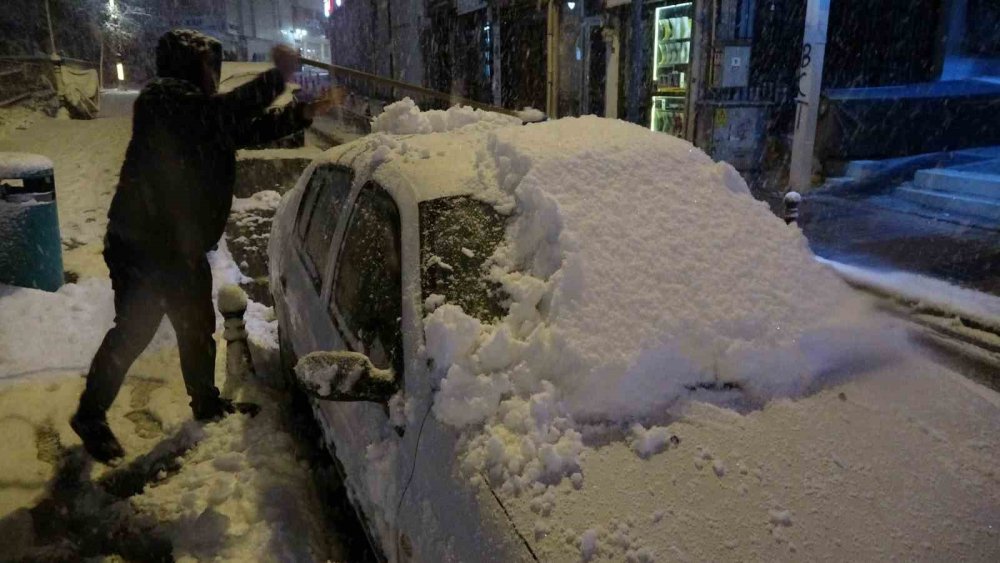 Mevsimin İlk Karı Düştü