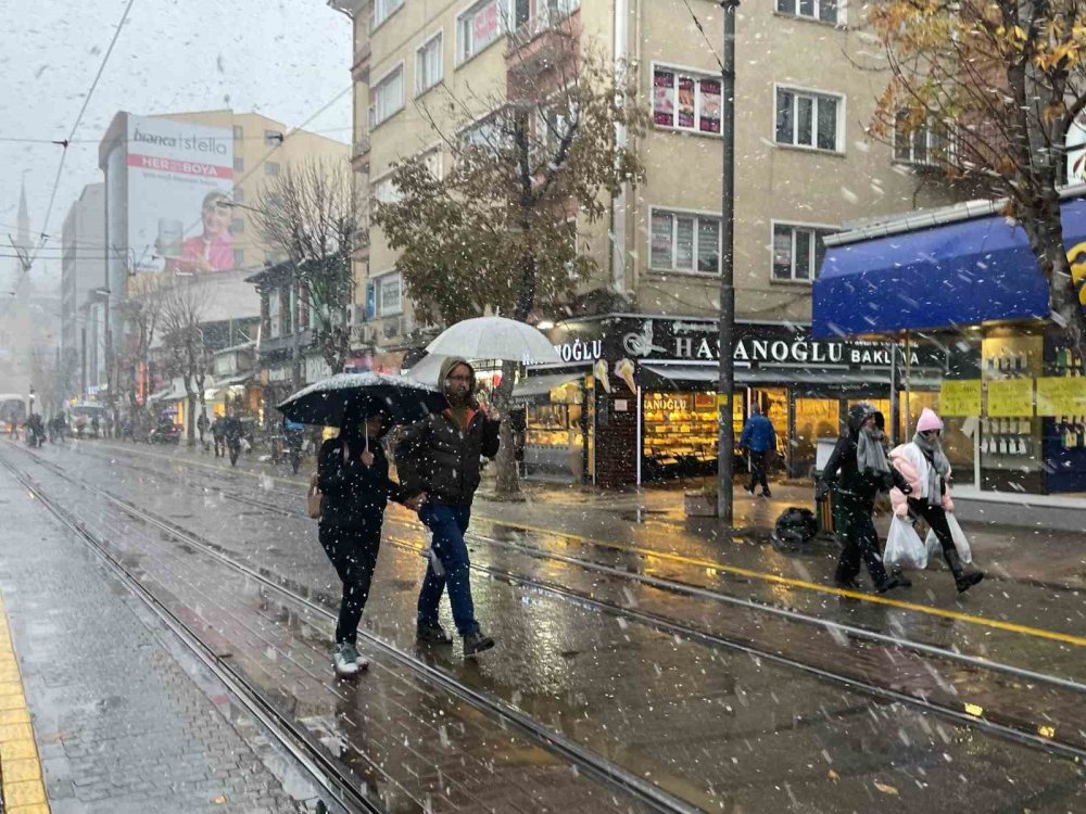 Yılın İlk Karı Düştü, Kent Beyaza Büründü