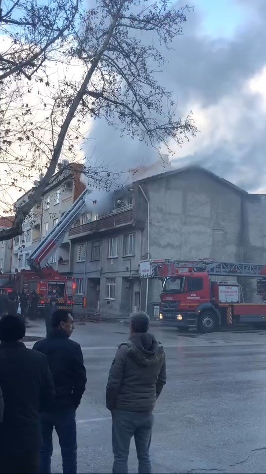 3 katlı binada korkutan yangın