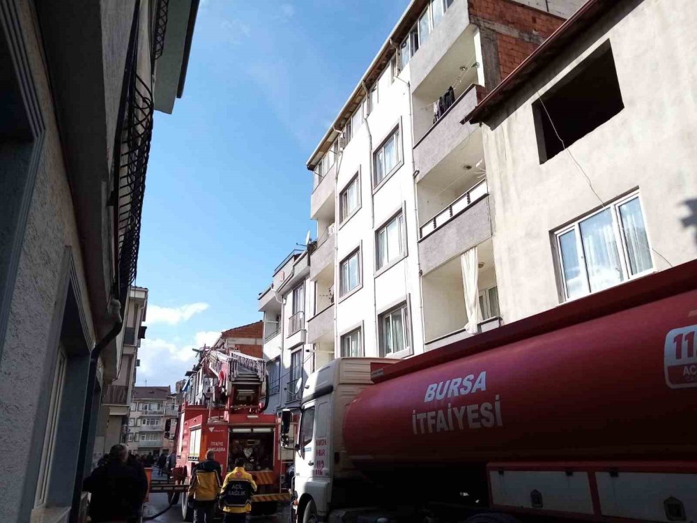 5 Katlı Apartmanın Çatı Katında Yangın