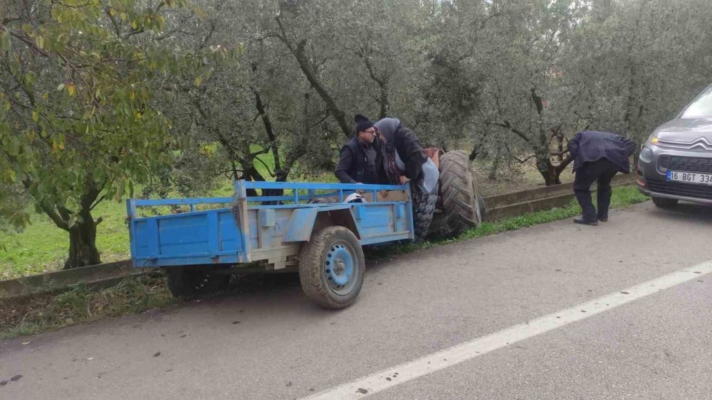 Kontrolden Çıkan Traktör Sulama Kanalına Çarptı