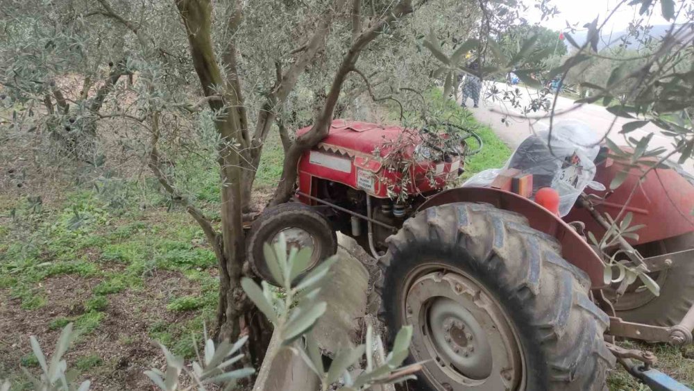 Kontrolden Çıkan Traktör Sulama Kanalına Çarptı