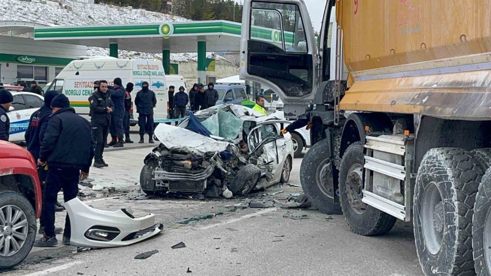 Otomobil Kafa Kafaya Çarpıştı: 1 Kişi Öldü