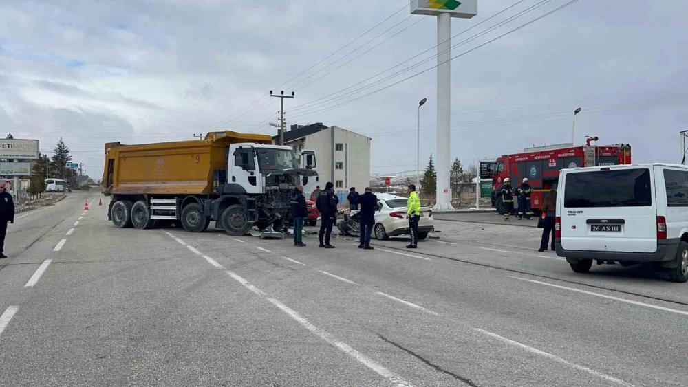 Otomobil Kafa Kafaya Çarpıştı: 1 Kişi Öldü