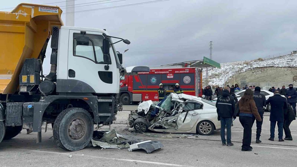 Otomobil Kafa Kafaya Çarpıştı: 1 Kişi Öldü