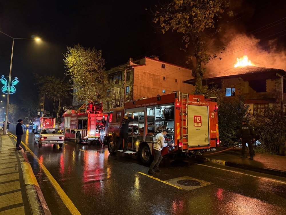 Üç Katlı Evin Çatısı Alev Topuna Döndü