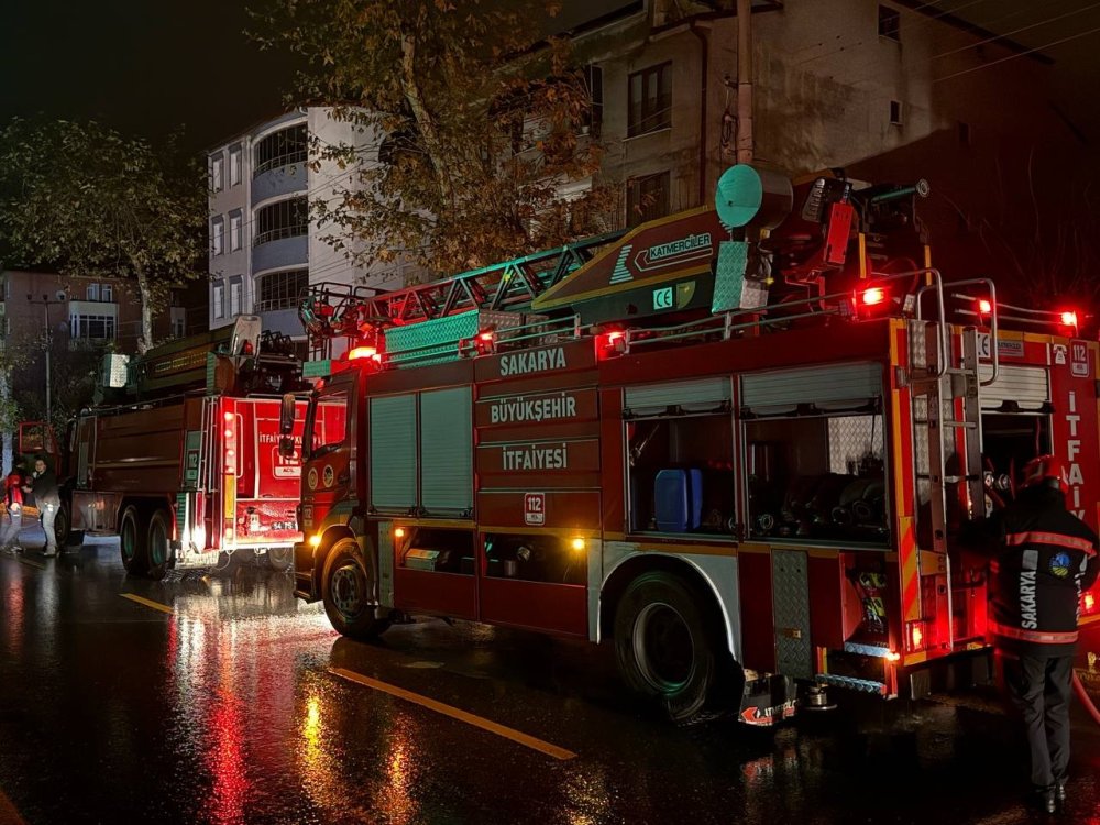 Üç Katlı Evin Çatısı Alev Topuna Döndü