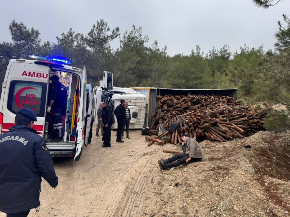 Odun Yüklü Kamyon Devrildi! 3 Yaralı