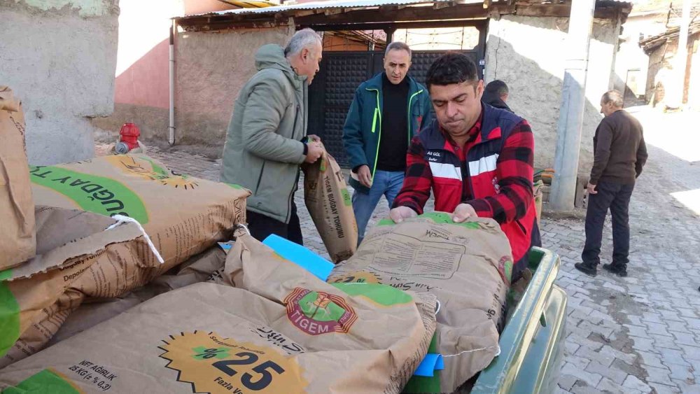 Doğal Afetten Zarar Gören Çiftçilere Buğday Tohumu Dağıtıldı