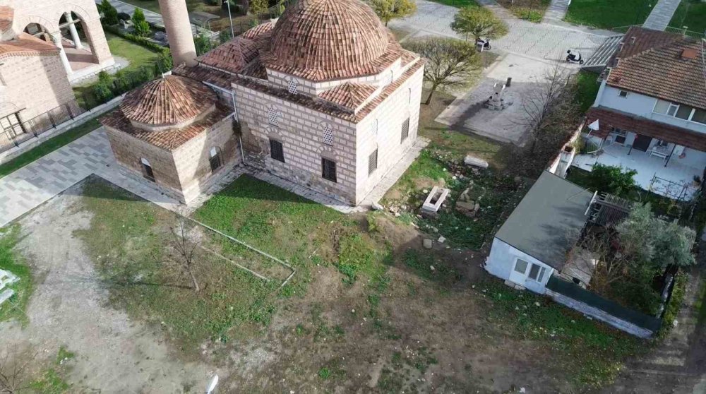 Tarihi Mezarlık Harabeye Döndü