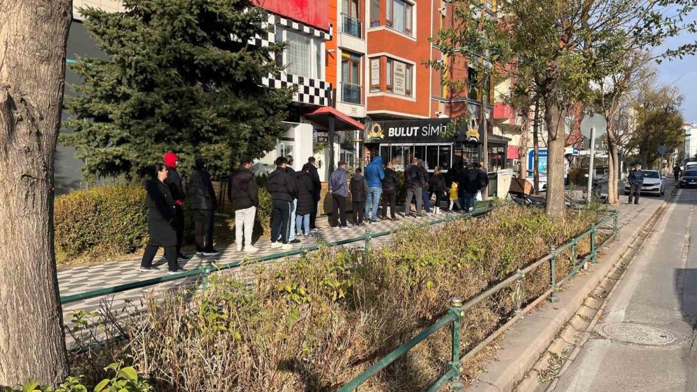 Simit Almak İsteyen Vatandaşlar Kuyruk Oluşturdu