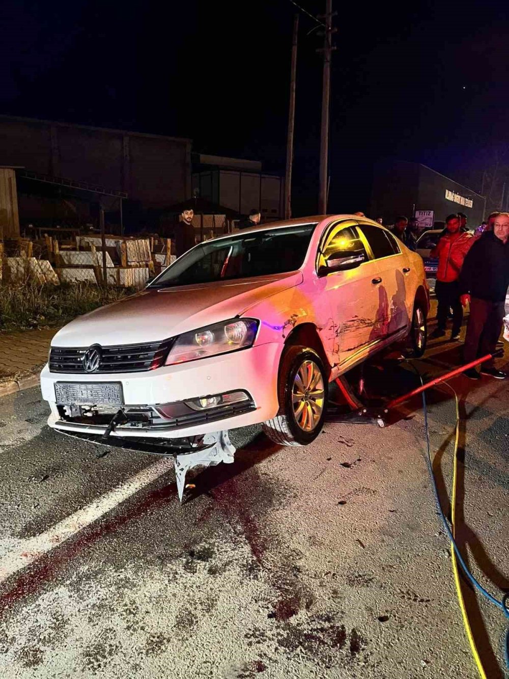 Yerde Sürüklenen Sürücü Başka Otomobilin Altına Girdi