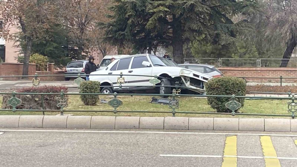 Otomobil Bariyerlere Çarpıp Refüje Çıktı